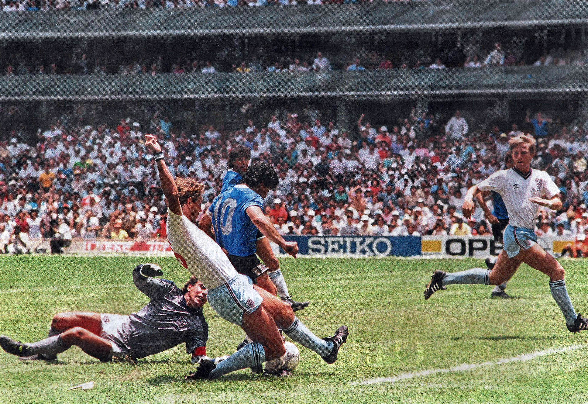 Maradona_scoring_england_1986.jpg