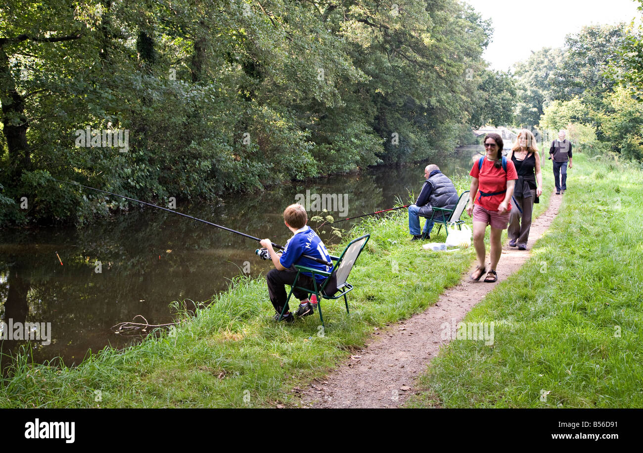 people-fishing-and-walking-on-canal-towpath-brecon-and-monmouthshire-B56D91.jpg