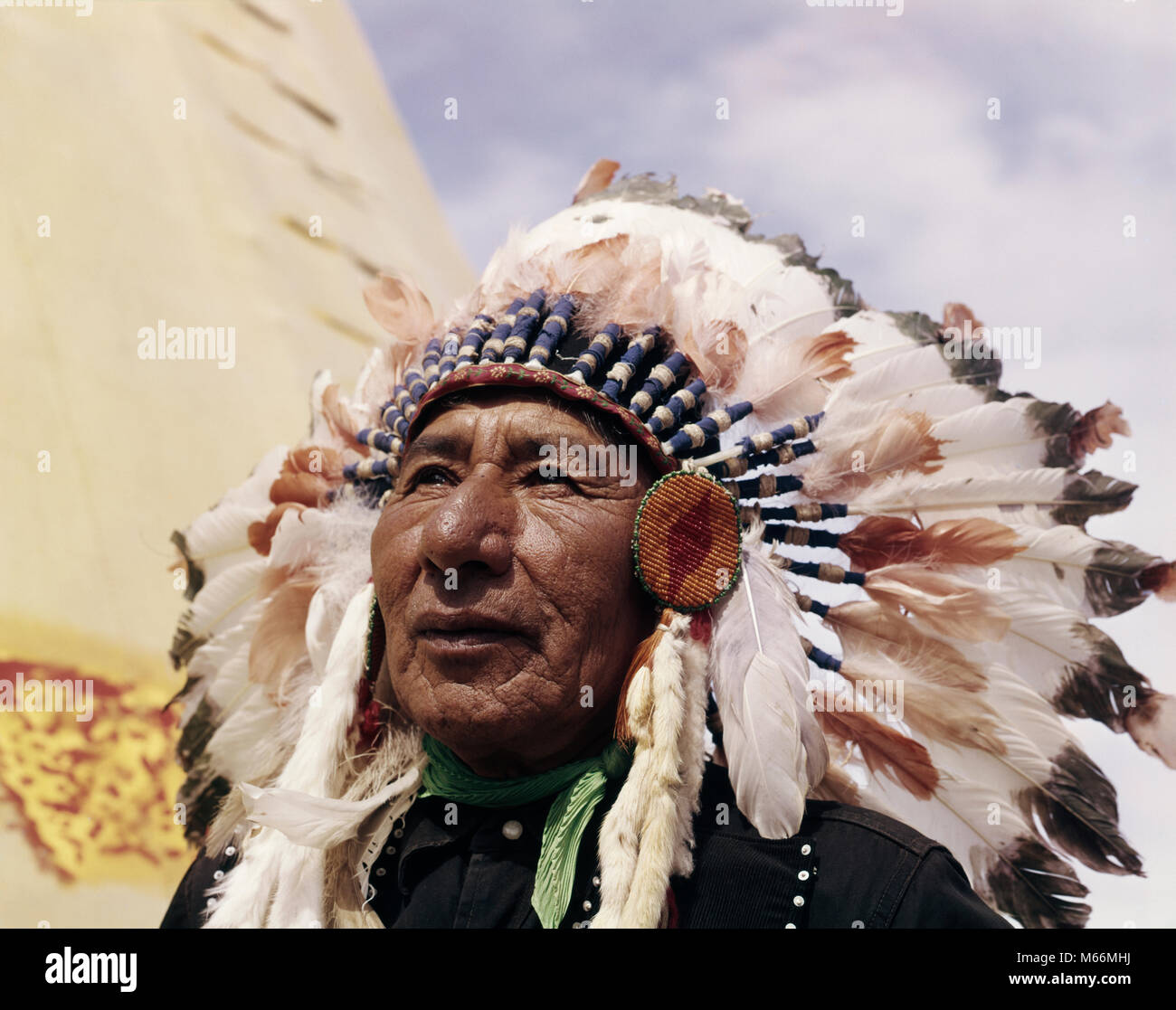 1960s-native-american-indian-man-chief-gull-wearing-feather-bonnet-M66MHJ.jpg